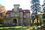 Vila barona Ottomara Klingera - Vila před rekonstrukcí (Exteriér), autor: https://cs.wikipedia.org/wiki/Klingerova_vila#/media/Soubor:Villa_Klinger_2001_Westansicht.JPG, datum: 2001