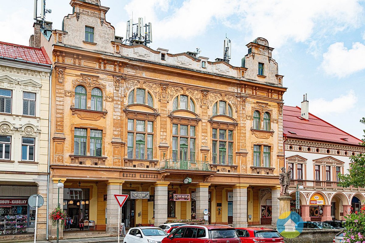 Hotel Central Nová Paka - https://cs.wikipedia.org/wiki/Hotel_Central_(Nov%C3%A1_Paka)#/media/Soubor:Nov%C3%A1_Paka_-_Masarykovo_n%C3%A1m%C4%9Bst%C3%AD_02.jpg (Exteriér), autor: Petr1888, datum: 2022