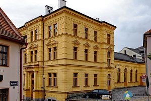 Dvorana Loket (Exteriér), autor: Autor: Lubor Ferenc – Vlastní dílo, CC BY-SA 4.0, https://commons.wikimedia.org/w/index.php?curid=109375361