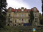 Vila barona Ottomara Klingera - Vila před rekonstrukcí (Exteriér), autor: https://cs.wikipedia.org/wiki/Klingerova_vila#/media/Soubor:Villa_Klinger_S%C3%BCdansicht_2001.jpg, datum: 2001