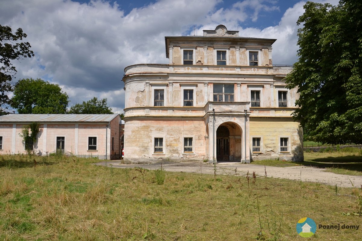 Zámek Velichov (Exteriér), autor: Autor: Petr Kinšt – Vlastní dílo, CC BY-SA 4.0, https://commons.wikimedia.org/w/index.php?curid=61249168