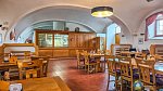 Dvůr Všerad - Interiér restaurace (Interiér), autor: Radomír Kočí, datum: 9.10.2025