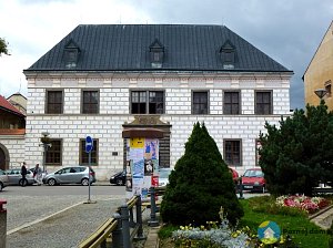 Luteránské gymnázium Velké Meziříčí (Exteriér), autor: Autor: Miroslava Zajícová – Vlastní dílo, CC BY-SA 3.0, https://commons.wikimedia.org/w/index.php?curid=30077073