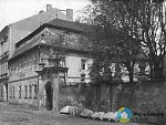 Hostinec U Bažanta Turnov - Hostinec a sousoší sv. Václava, sv. Jana Nepomuckého a sv. Antonína Paduánského. Konec 19. století (Dobové fotografie (před rokem 2000)), autor: muzeum-turnov.cz