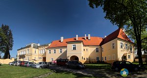 Zámek Dolní Počernice (Exteriér), autor: Autor: VitVit – Vlastní dílo, CC BY-SA 4.0, https://commons.wikimedia.org/w/index.php?curid=84256747