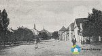 Hostinec U Hraběcích - Pohled přes Posvícenské náměstí, zcela vzadu pivovar ještě s komínem. Přestavěn po roce 1890 na sladovnu, která zde vyráběla slad do roku 1905., Výřez z pohlednice z roku 1901. (Dobové fotografie (před rokem 2000)), autor: sbírka Milana Pintera