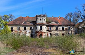 Zámek Slavice (Exteriér), autor: Autor: Pavel Hrdlička, Wikipedia, CC BY-SA 3.0, https://commons.wikimedia.org/w/index.php?curid=32283120