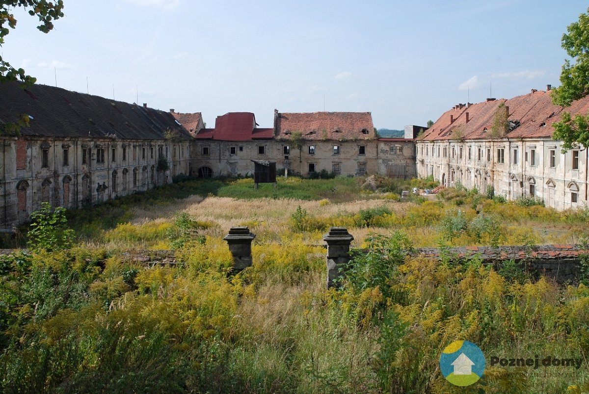 Hospodářský dvůr zámku Zákupy (Exteriér), autor: https://www.zamek-zakupy.cz/