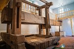 Vinařství Válkovi - Kládový lis z roku 1727 v barokní lisovně (in situ). Nejstarší a největší dochovaný lis v Evropě. Památkově chráněno. (Exteriér), autor: Dana Šubová, datum: 2026
