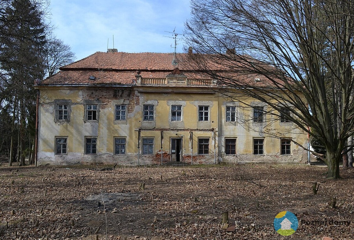 Zámek Hajany (Exteriér), autor: Autor: RomanM82 – Vlastní dílo, CC BY-SA 4.0, https://commons.wikimedia.org/w/index.php?curid=116241360, datum: 2022