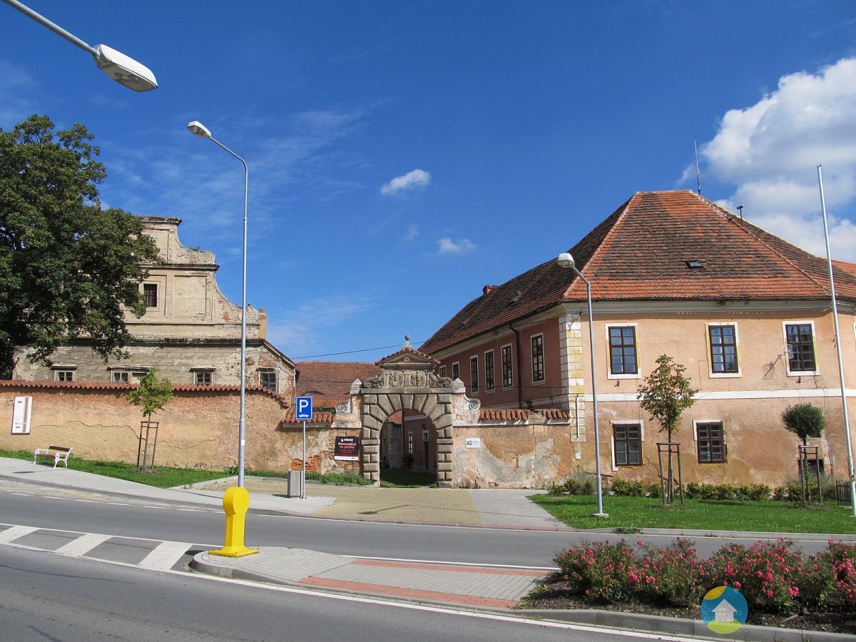 Zámek Šťáhlavy (Exteriér), autor: Autor: Krabat77 – Vlastní dílo, CC BY-SA 3.0, https://commons.wikimedia.org/w/index.php?curid=31774700