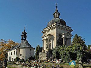 Hrobka rodiny Schmittů - https://cs.wikipedia.org/wiki/Schmittova_vila#/media/Soubor:Cesky-Dub-Schmitt-Grabkapelle-3.jpg (Exteriér), autor: SchiDD, datum: 2018