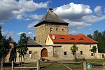 Dolní tvrz Kestřany (Exteriér), autor: donald judge – https://www.flickr.com/photos/donaldjudge/20889778701/, CC BY 2.0, https://commons.wikimedia.org/w/index.php?curid=58267553