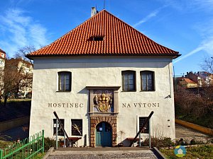 Podskalská celnice (Exteriér), autor: Autor: VitVit – Vlastní dílo, CC BY-SA 4.0, https://commons.wikimedia.org/w/index.php?curid=54074550