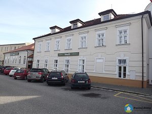 Zájezdní hostinec U Slovanské lípy (Exteriér), autor: Autor: JAn Dudík – Vlastní dílo, CC BY-SA 3.0, https://commons.wikimedia.org/w/index.php?curid=21598546