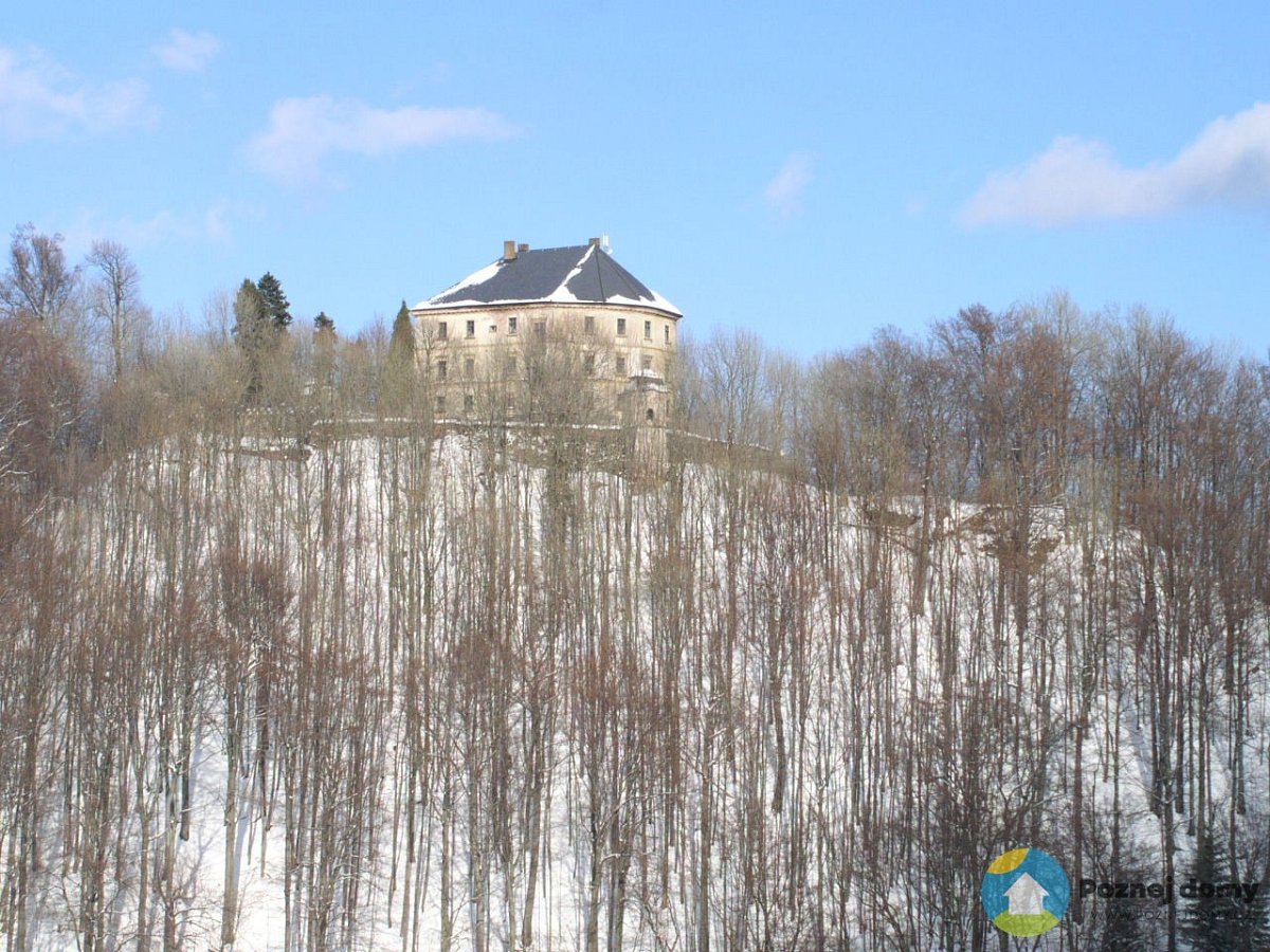 Zámek Žacléř (Exteriér), autor: Autor: Matěj Čadil – http://foto.mapy.cz/19827-Zaclersky-zamek, CC BY-SA 3.0, https://commons.wikimedia.org/w/index.php?curid=6819441