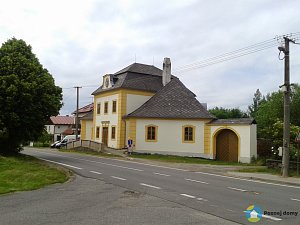 Santiniho hostinec (Exteriér), autor: https://cs.m.wikipedia.org/wiki/Soubor:Santiniho_hostinec_-_Ostrov_n.O.04.jpg, datum: 2013