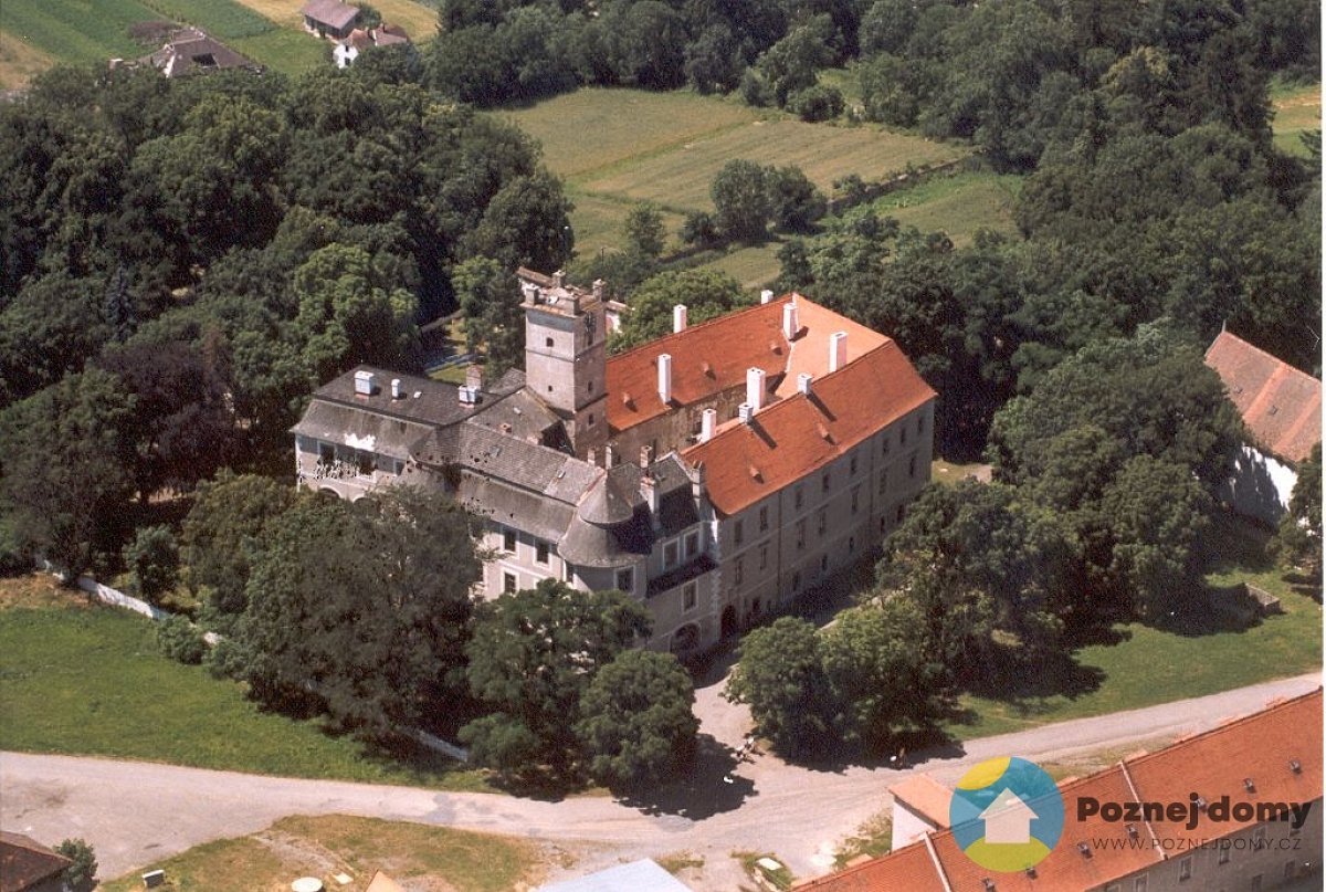 Zámek Police (Exteriér)