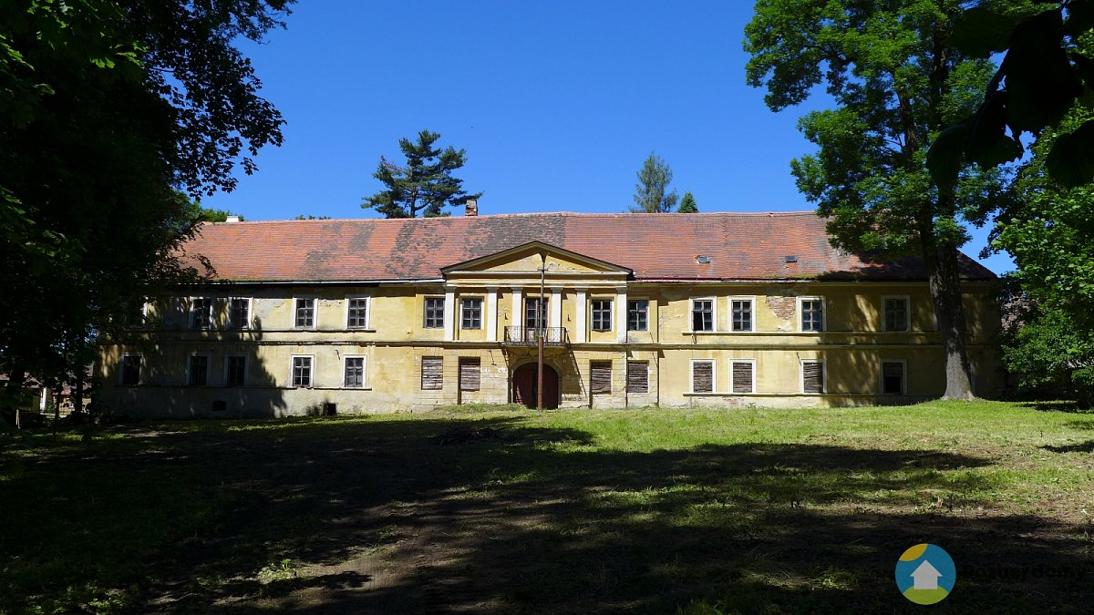 Zámek Krasonice (Exteriér), autor: Autor: Koutne1 – Vlastní dílo, CC BY-SA 3.0, https://commons.wikimedia.org/w/index.php?curid=33481834, datum: 2014