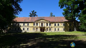 Zámek Krasonice (Exteriér), autor: Autor: Koutne1 – Vlastní dílo, CC BY-SA 3.0, https://commons.wikimedia.org/w/index.php?curid=33481834, datum: 2014