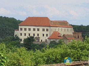 Hrad a zámek Dolní Kounice (Exteriér), autor: Autor: No machine-readable author provided. Amic~commonswiki assumed (based on copyright claims). – No machine-readable source provided. Own work assumed (based on copyright claims)., Volné dílo, https://commons.wikimedia.org/w/index.php?curid=1013478