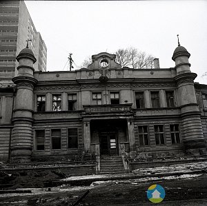 Usedlost Mlynářka - Usedlost Mlynářka která stála u křížení ulice Holečkova s Plzeňskou třídou. Fotografie je z roku 1975 krátce před zbouráním. (Dobové fotografie (před rokem 2000))