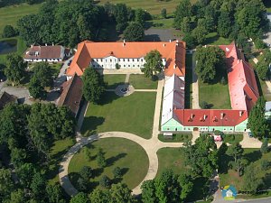 Zámek Jemčina (Exteriér), autor: Autor: Kralpilot – Vlastní dílo, CC BY-SA 3.0, https://commons.wikimedia.org/w/index.php?curid=35518403