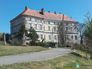 Zámek Drnholec (Exteriér), autor: Michal Wienberger (mapy.cz), datum: 21.4.2019