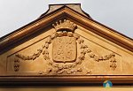 Vila Klášterský Mlýn - Erb na fasádě domu.  (Exteriér)