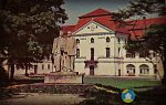 Zámek Odry - Zámek Odry (sousoší Stalin - Gottwald) (Dobové fotografie (před rokem 2000)), autor: facebook.com/zamek.odry, datum: 1.polovina 50.let 20. století